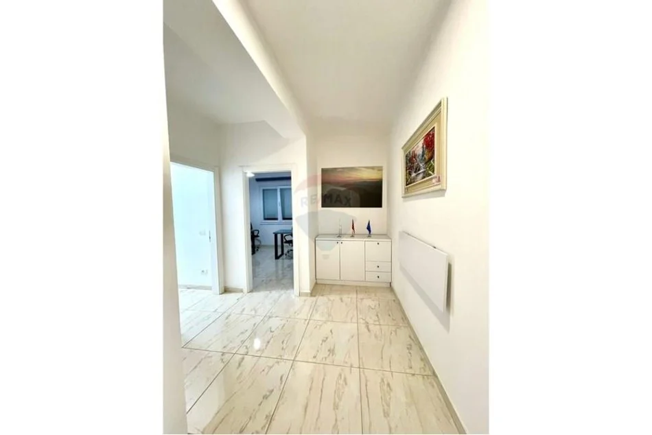 Tirane, jepet me qera Kati 6, 100 m² 650 € (Komuna e Parisit)