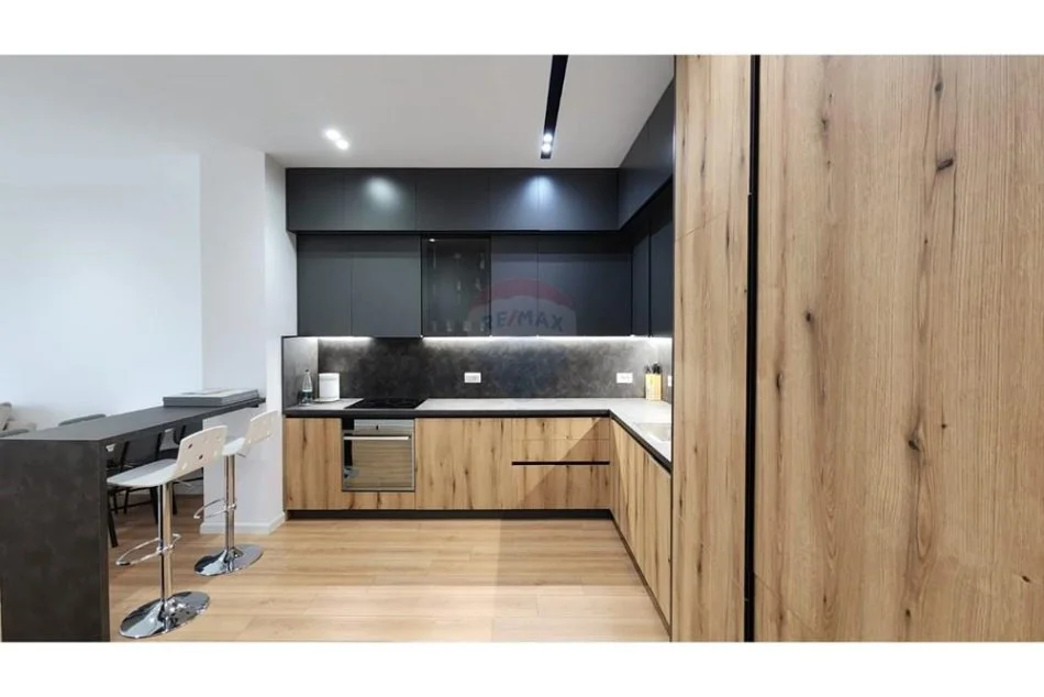 Tirane, jepet me qera apartament 1+1 Kati 8, 85 m² 750 € (21 Dhjetori, Rruga e Kavajes)