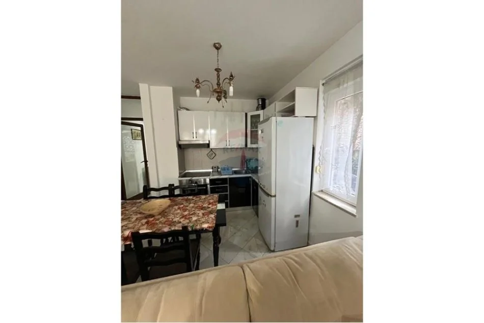 Tirane, jepet me qera apartament 2+1+Ballkon Kati 1, 80 m² 450 € (Liqeni i thate)