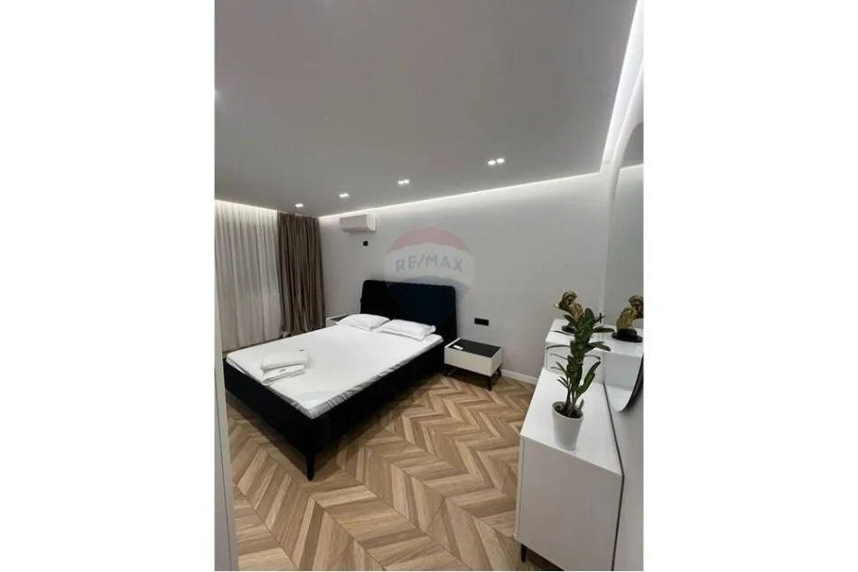 Tirane, jepet me qera apartament 1+1 Kati 7, 75 m² 1.000 € (Komuna e Parisit)