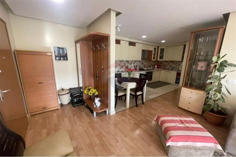 Tirane, jepet me qera apartament 2+1 Kati 7, 95 m² 850 € (Blloku, Garda)