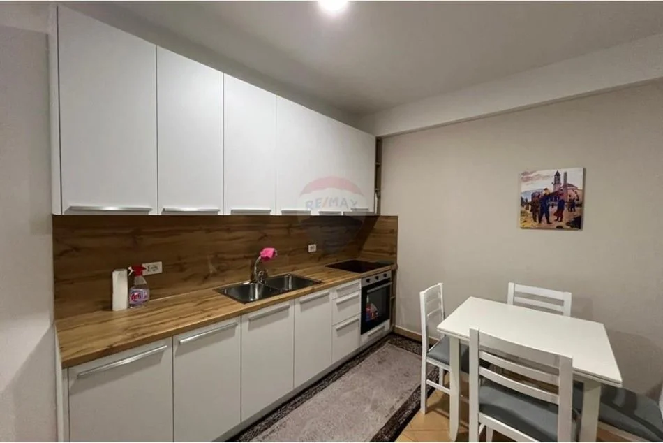 Tirane, jepet me qera apartament 2+1 Kati 5, 100 m² 800 € (KOMUNA E PARISIT, PRANE LULISHTES)