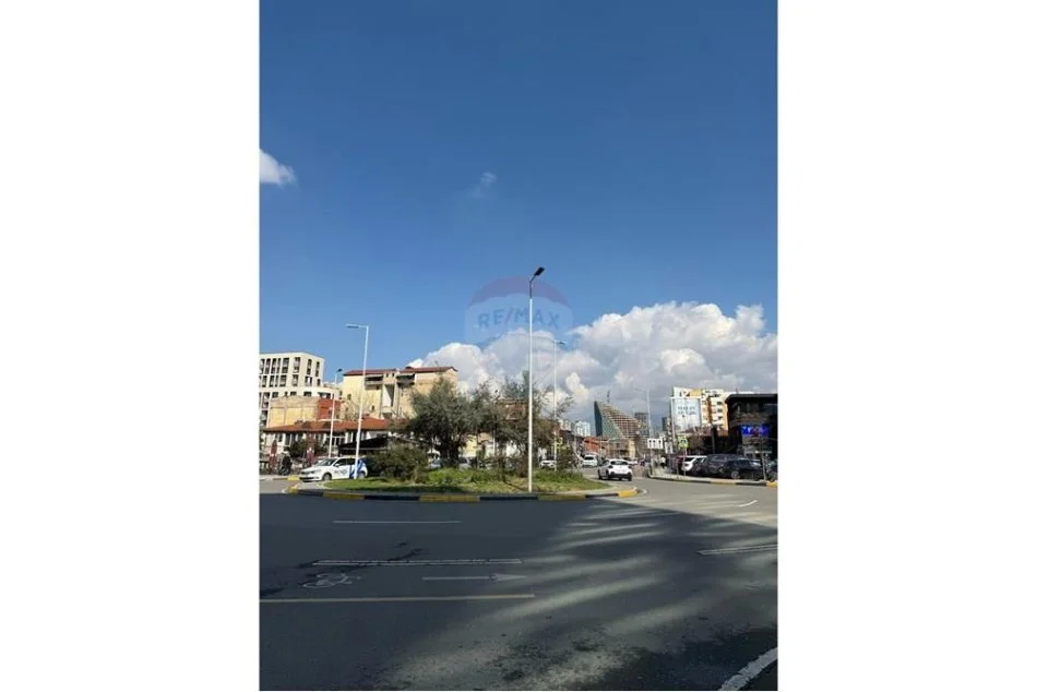 Tirane, shitet ambjent biznesi Kati 0, 350 m² 750.000 € (Komuna e Parisit)