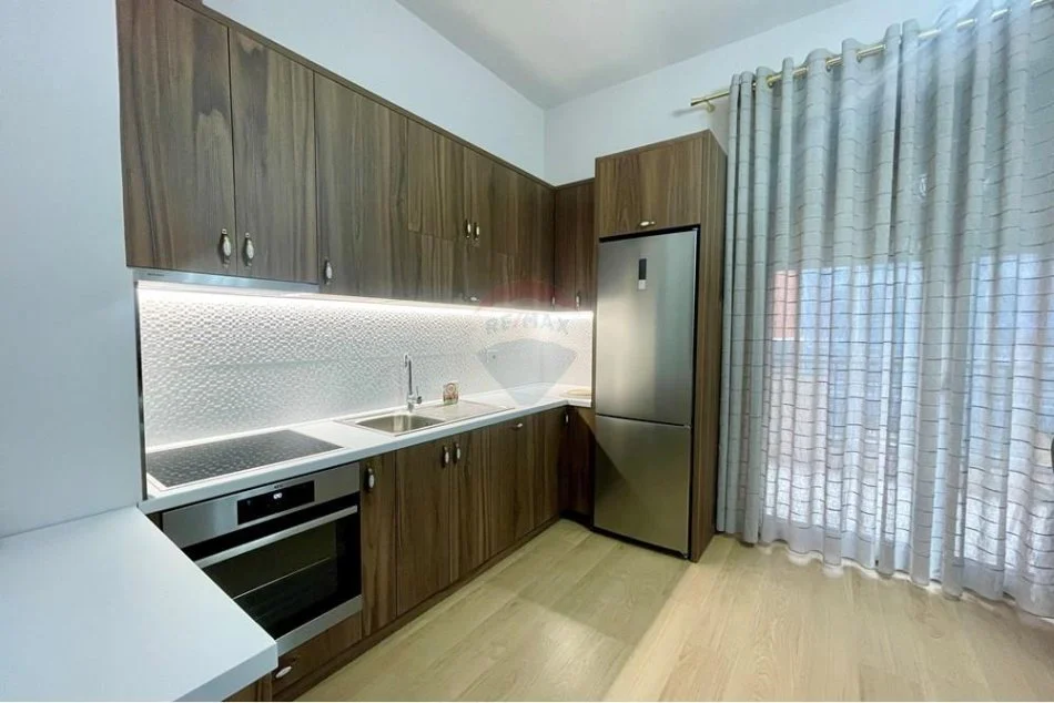 Tirane, jepet me qera apartament 1+1+Ballkon Kati 2, 72 m² 750 € (Rruga e kavajes)