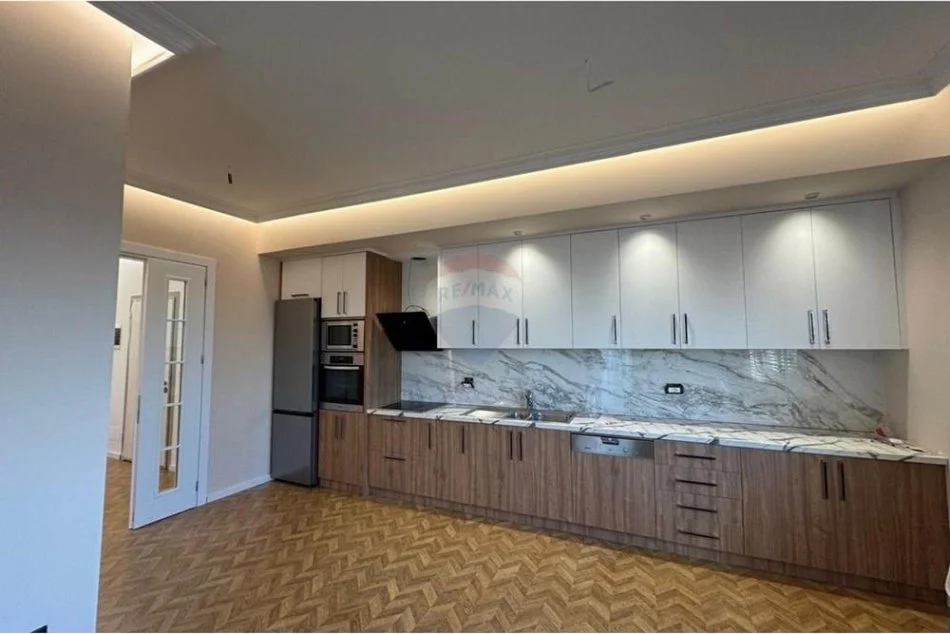 Tirane, jepet me qera apartament 2+1+Ballkon Kati 6, 120 m² 700 € (Fusha e Aviacionit)