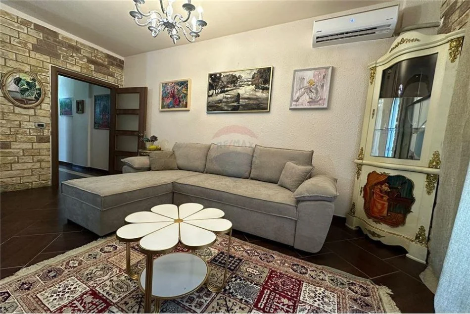 Tirane, shitet apartament 1+1+Ballkon Kati 3, 78 m² 179.000 € (Komuna e Parisit)