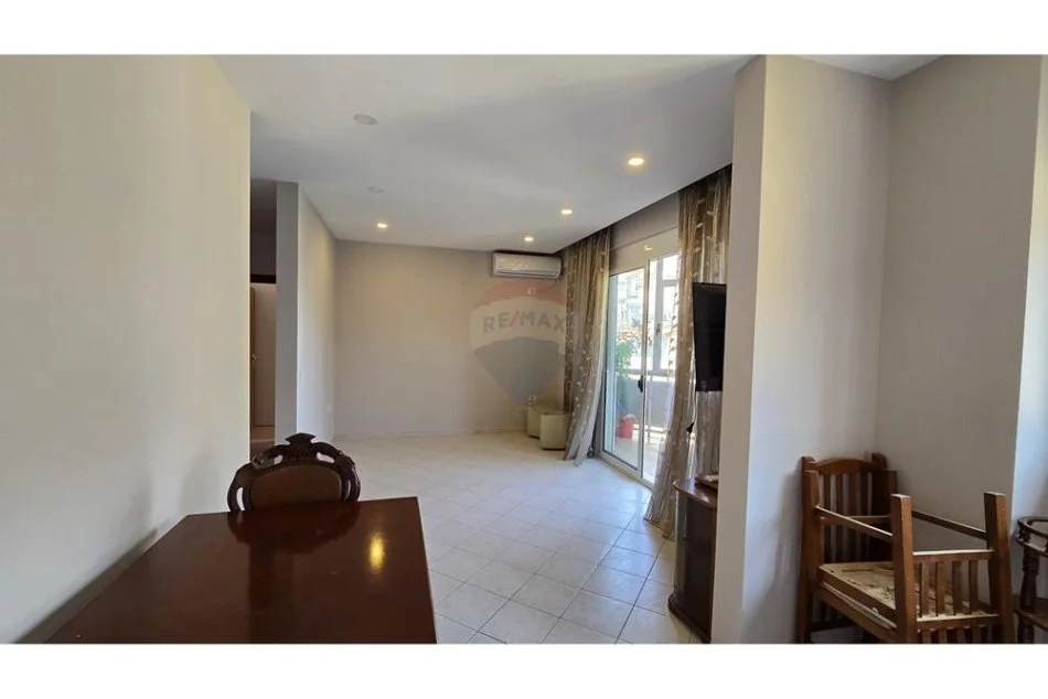 Tirane, jepet me qera 1+1+Ballkon Kati 3, 65 m² 550 € (Garda, Bllok)