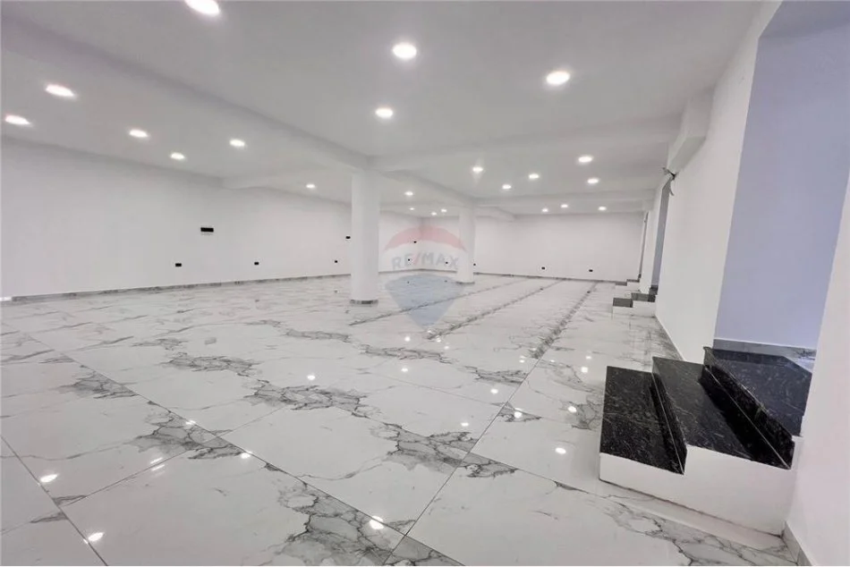 Vlore, jepet me qera ambjent biznesi Kati 0, 240 m² 2.000 € (Blv.Ismail Qemali)