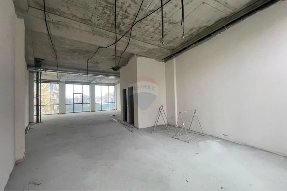Tirane, jepet me qera dyqan Kati 0, 129 m² 4.000 € (Rruga Kristo Luarasi)
