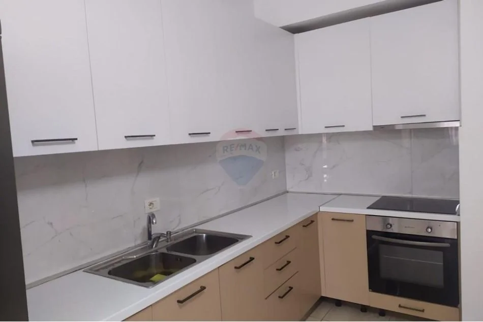 Tirane, jepet me qera apartament 2+1+Ballkon Kati 4, 90 m² 750 € (Komuna e Parisit)