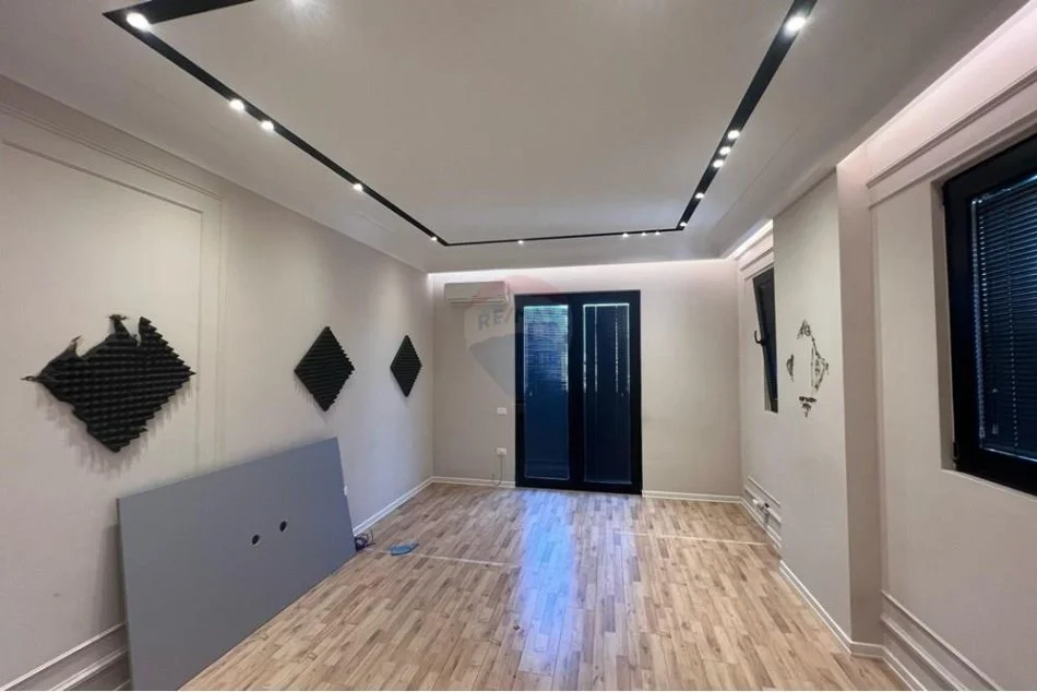 Tirane, jepet me qera zyre Kati 7, 120 m² 1.200 € (Rruga e Kavajes)