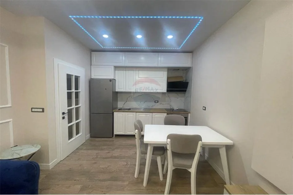 Vlore, jepet me qera apartament 1+1 , 65 m² 500 € (Uje i Ftohte)