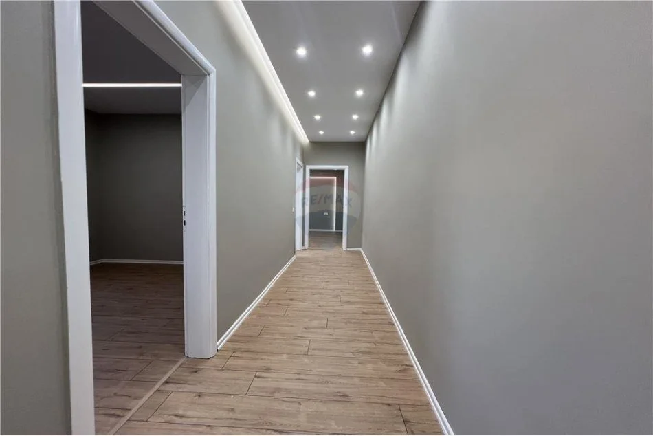 Vlore - Lungomare - Uji i Ftohte, shitet apartament 2+1+Ballkon Kati 5, 120 m² 199.000 € (Lungomare)