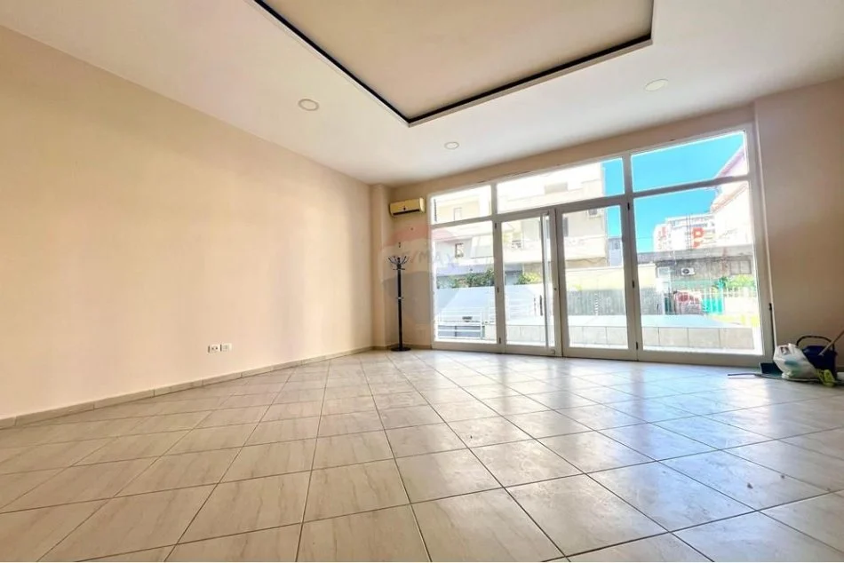 Vlore, jepet me qera dyqan Kati 0, 50 m² 300 € (Albano&amp;Romina)