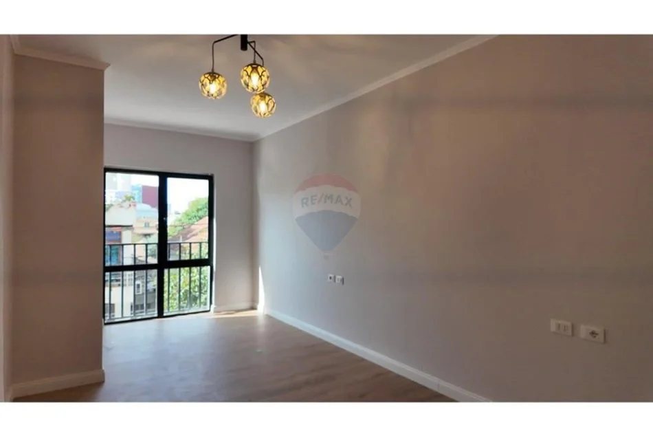 Tirane, jepet me qera apartament 2+1 Kati 1, 93 m² 650 € (PER QERA AP 2+1 +GARAZHD TE VILA GOLD)