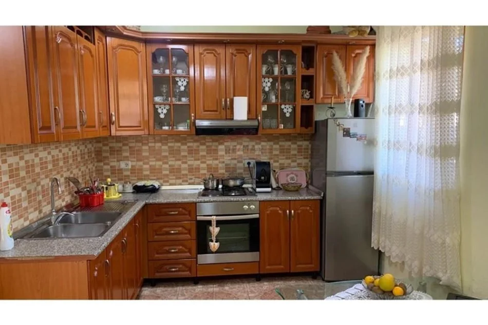 Tirane, jepet me qera apartament 2+1 Kati 1, 100 m² 430 € (APARTAMENT 2+1 PER QIRA PRANE SPITALIT USHTARAK!)