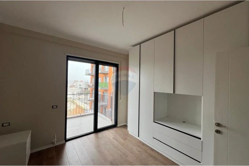 Tirane, jepet me qera apartament 2+1 Kati 5, 95 m² 700 € (Rr. Xhanfize Keko)