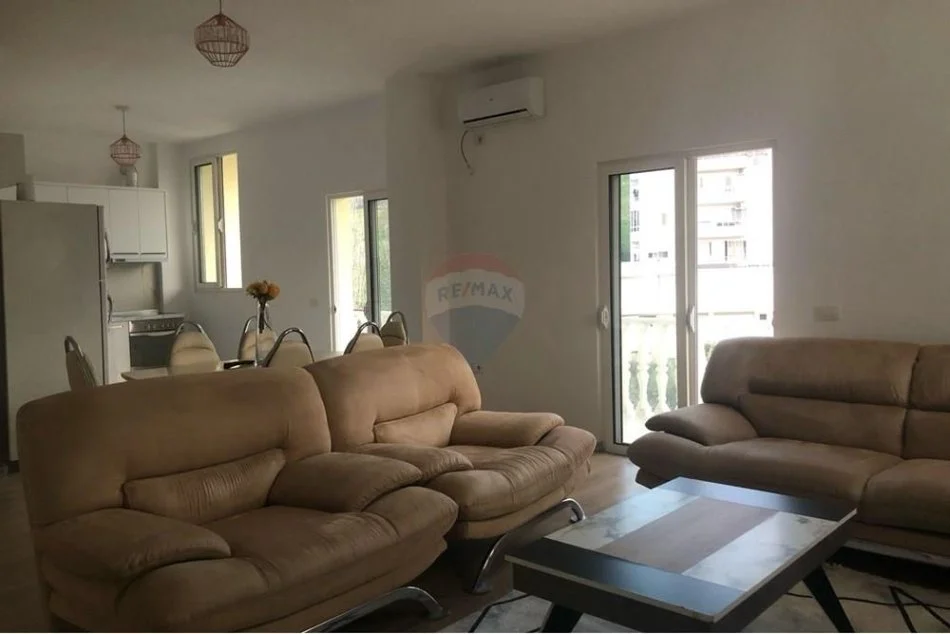 Tirane, jepet me qera apartament 2+1 , 100 m² 550 € (Vilat Gjermane)