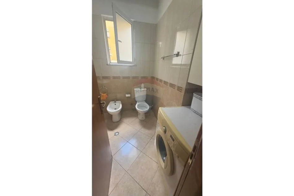 Tirane, jepet me qera apartament 1+1 Kati 2, 65 m² 450 € (brryli)