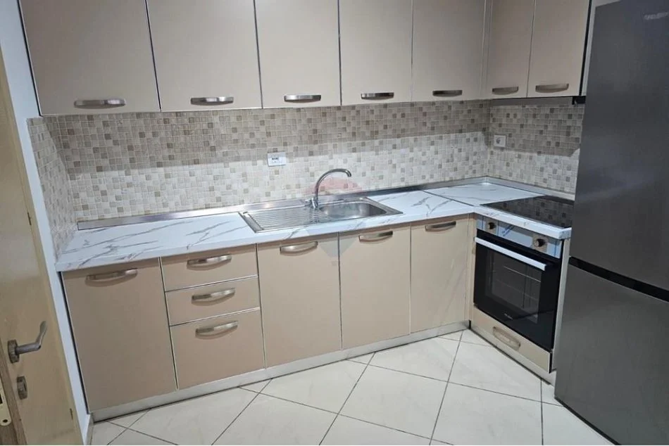 Tirane, jepet me qera apartament 2+1 Kati 7, 400 € (astir)