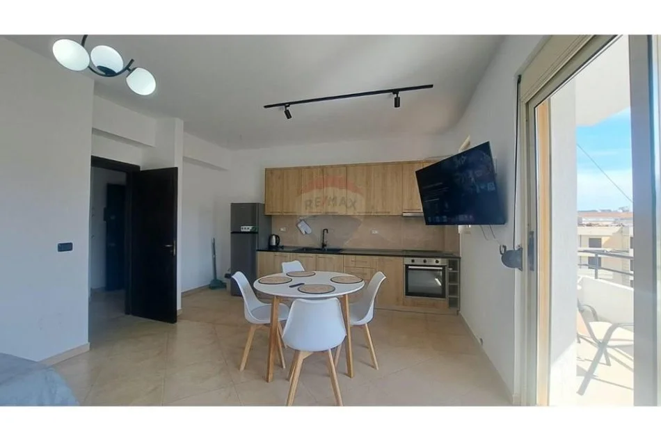 Vlore, jepet me qera apartament 1+1+Ballkon Kati 9, 78 m² 350 € (Transballkanike(pran Caffe Motta))