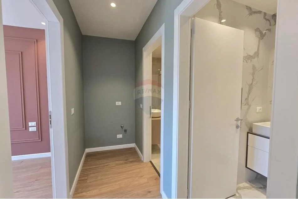 Tirane, jepet me qera zyre Kati 6, 98 m² 1.400 € (lake weiv)