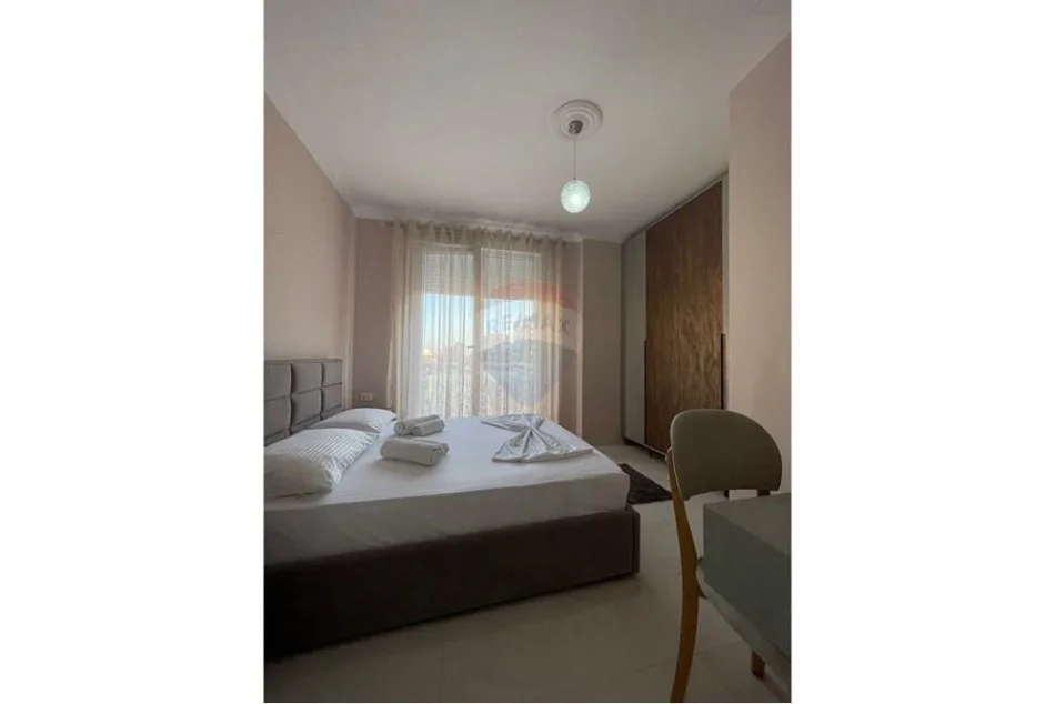 Tirane, jepet me qera apartament 1+1+Ballkon Kati 5, 68 m² 700 € 