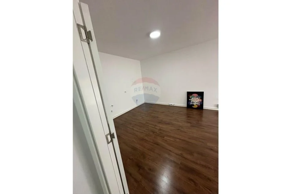Tirane, jepet me qera zyre Kati 1, 100 m² 700 € (kongresi manastirt)