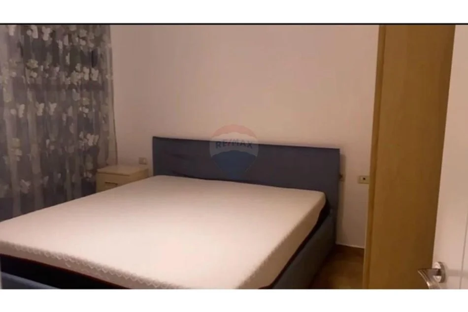 Tirane, jepet me qera apartament 1+1 Kati 5, 65 m² 450 € (materniteti i ri)