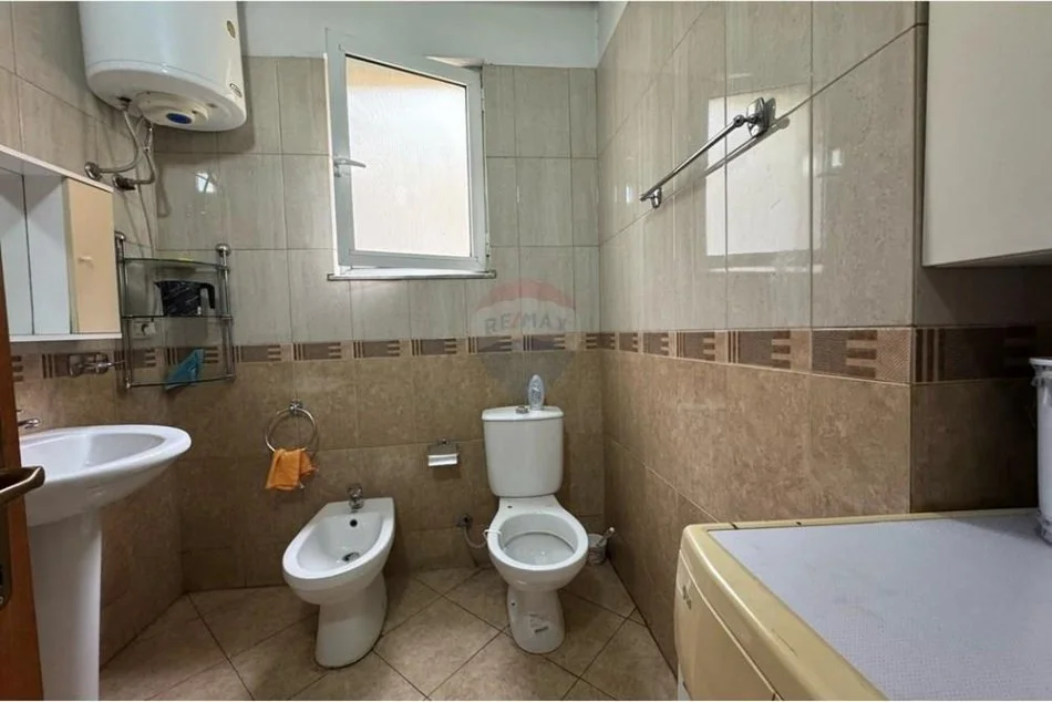 Tirane, jepet me qera apartament 1+1 Kati 2, 65 m² 450 € (Apartament 1+1 me qira tek Brryli!)