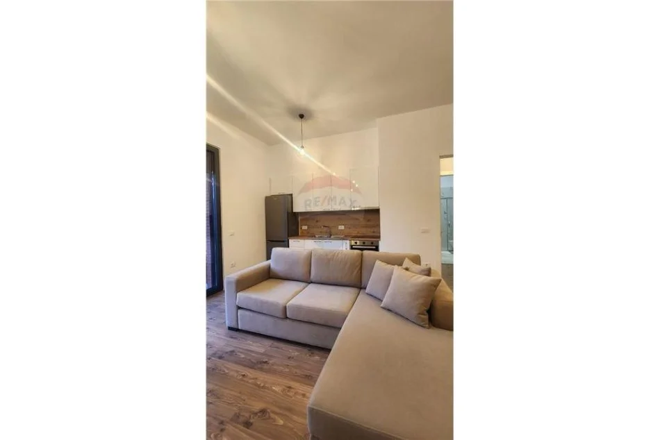 Tirane, jepet me qera apartament 1+1+Ballkon Kati 3, 70 m² 700 € (Kompleksi Delijorgj)