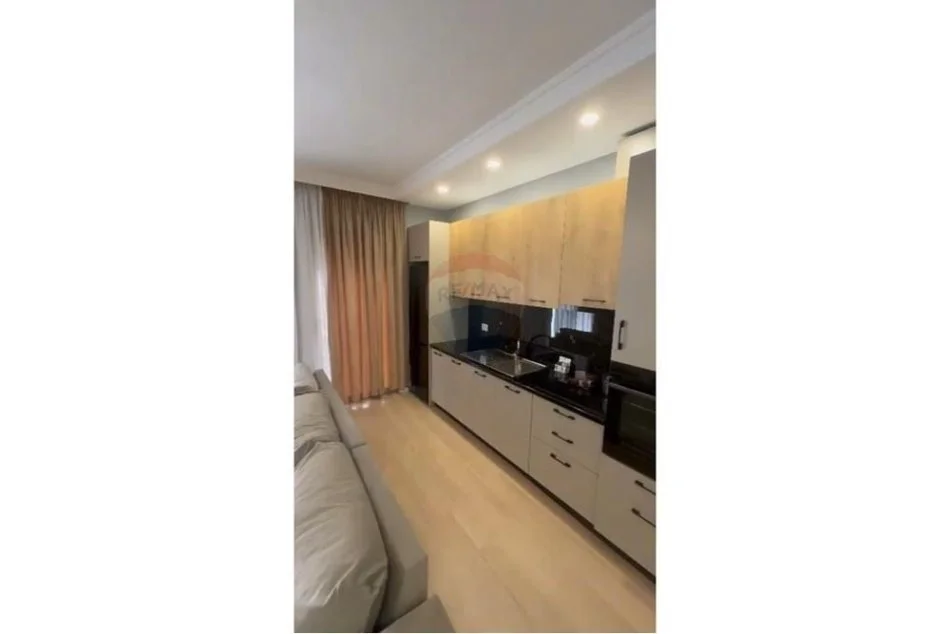 Tirane, jepet me qera apartament 1+1+Ballkon Kati 4, 75 m² 850 € (Apartament+ Parkim te Kompleksi Delijorgji)