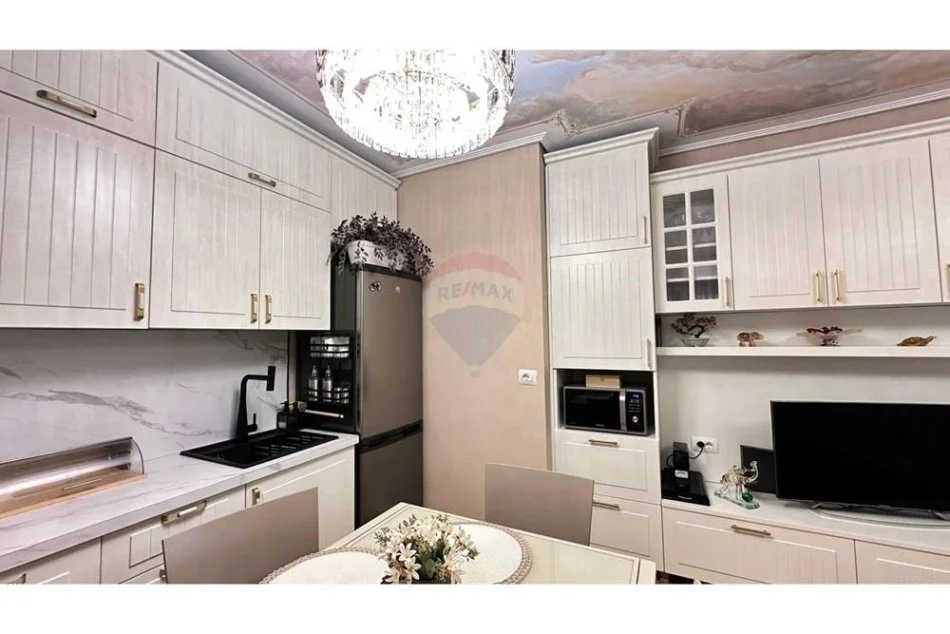 Tirane, jepet me qera apartament 2+1 , 80 m² 1.300 € (Rr. Myslym Shyri)