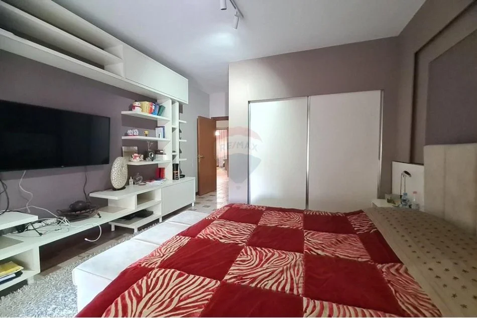 Tirane, jepet me qera apartament 3+1 Kati 5, 185 m² 650 € (muhamet gjollesha)