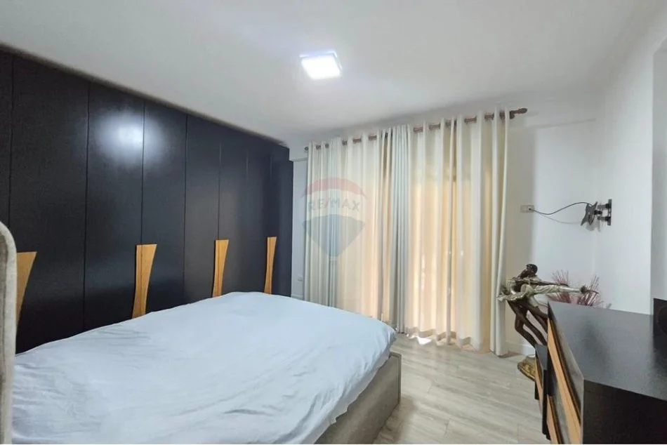 Tirane, jepet me qera apartament 2+1+Ballkon Kati 1, 125 m² 1.000 € 