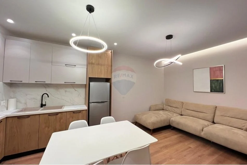 Tirane, jepet me qera apartament 2+1 , 87 m² 900 € (Rr. e Kavajes)