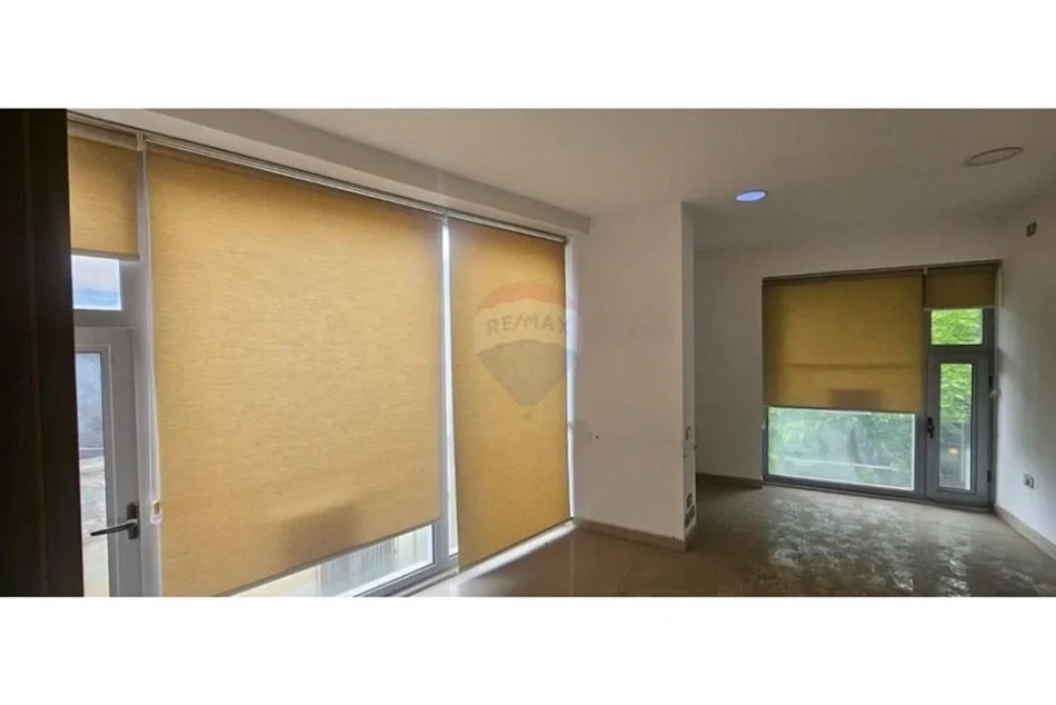 Tirane, jepet me qera zyre Kati 2, 70 m² 700 € (pazari i ri)