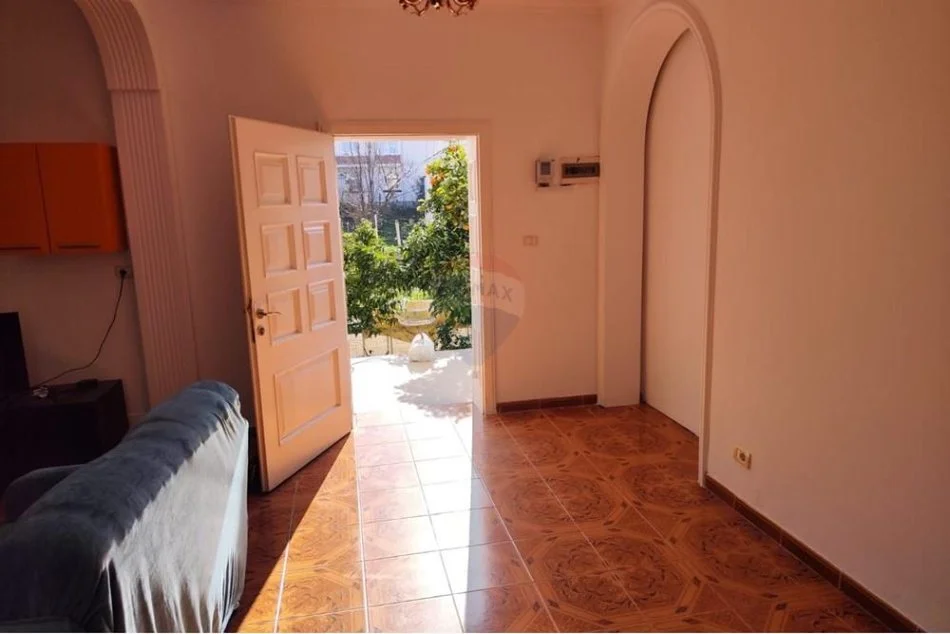 Tirane, jepet me qera apartament 1+1 Kati 1, 74 m² 350 € (sauk)