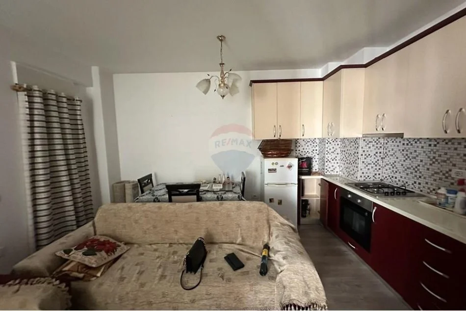 Tirane, jepet me qera 1+1 Kati 5, 65 m² 450 € 
