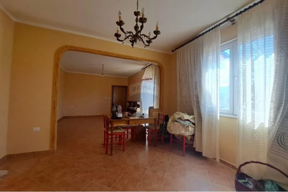 Vlore, shitet shtepi 3 Katshe , 360 m² 130.000 € (Transballkanike)