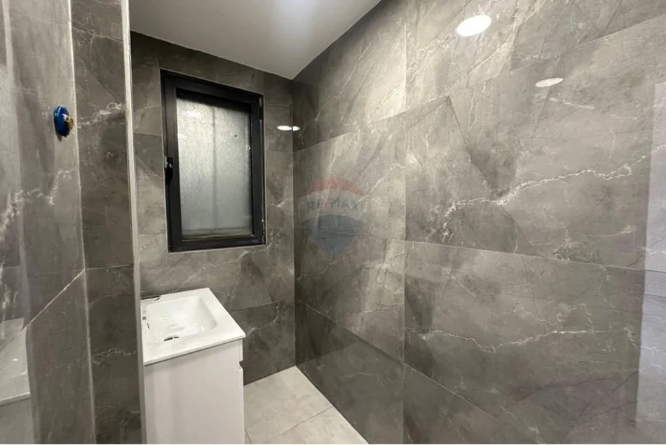 Tirane, jepet me qera ambjent biznesi , 200 m² 2.500 € (21 Dhjetori)