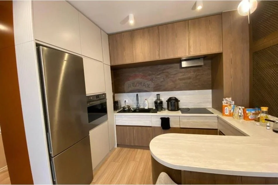 Tirane, jepet me qera apartament 2+1 Kati 4, 750 € (KOMPLEKSI KONTAKT)