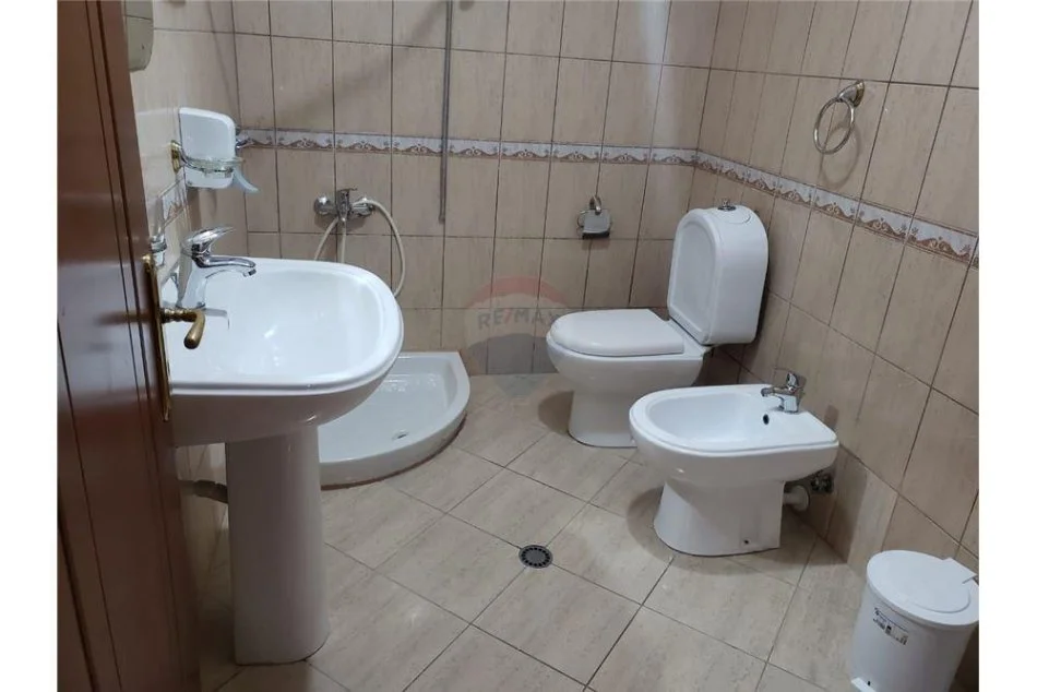 Tirane, jepet me qera apartament 1+1+Ballkon Kati 4, 69 m² 550 € (Rr. Him Kolli)