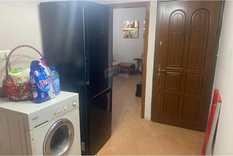 Tirane, jepet me qera apartament 1+1 Kati 5, 62 m² 350 € (Rruga Xhanfize Keko)