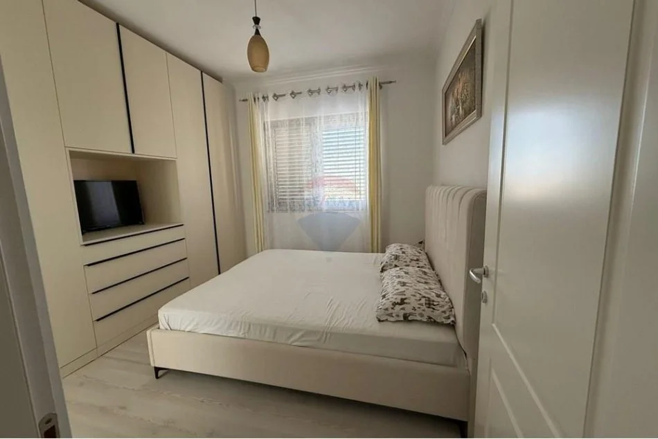 Tirane, jepet me qera apartament 2+1 , 80 m² 550 € (fresk)