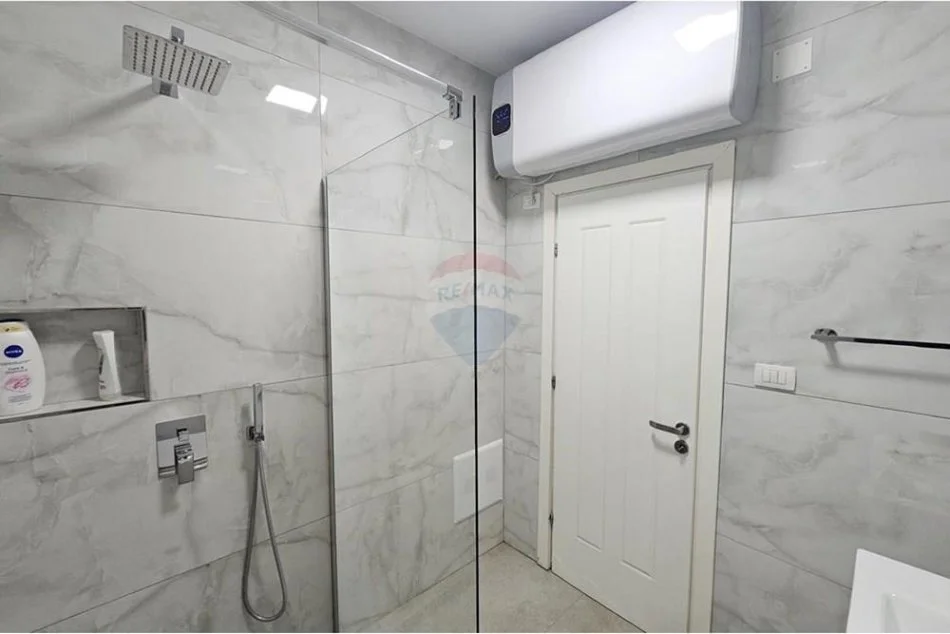 Tirane, jepet me qera zyre , 180 m² 2.000 € (sheshi willson)