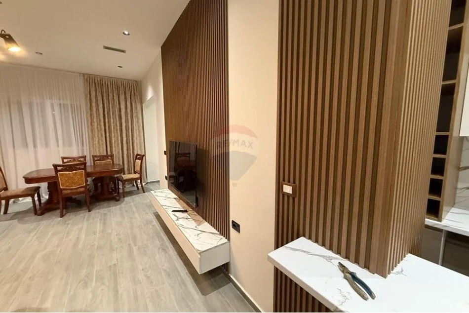 Tirane, jepet me qera apartament 2+1+Ballkon Kati 2, 100 m² 400 € (Kamez)