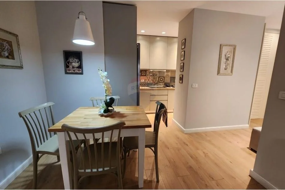 Tirane, jepet me qera apartament 1+1 , 75 m² 800 € (KOMPLEKSI DELIJORGJI)