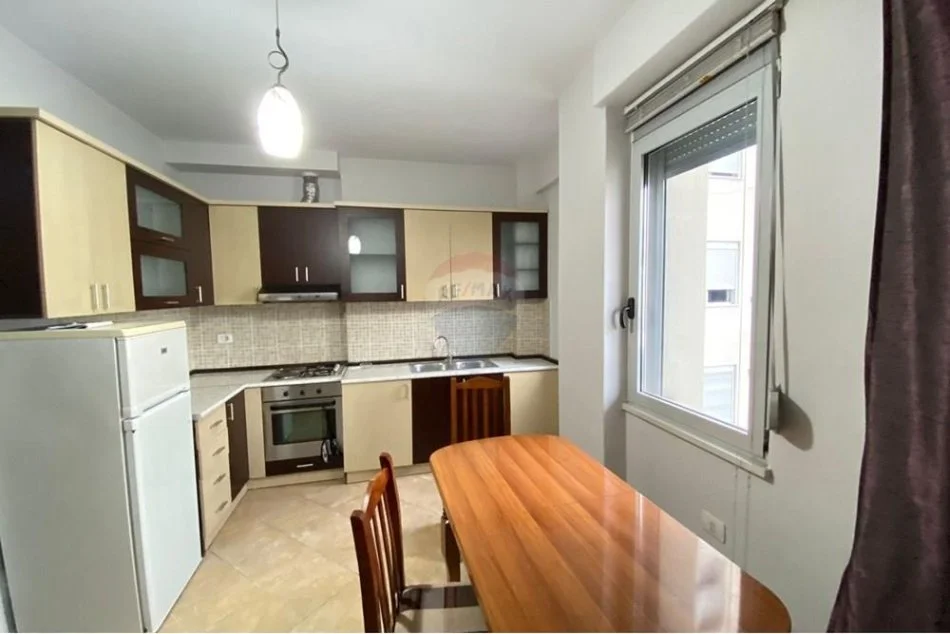 Shqiperi, jepet me qera apartament 1+1 Kati 5, 70 m² 550 € (ali pashe guica)