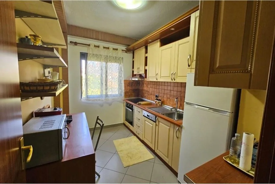 Tirane, jepet me qera 1+1 Kati 3, 100 m² 500 € (rruga mine peza)